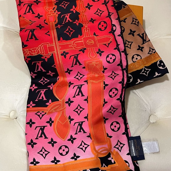 Louis Vuitton Rising Confidential Square Silk Scarf M76145 26.38” x 26.38” BNWT - Picture 3 of 9